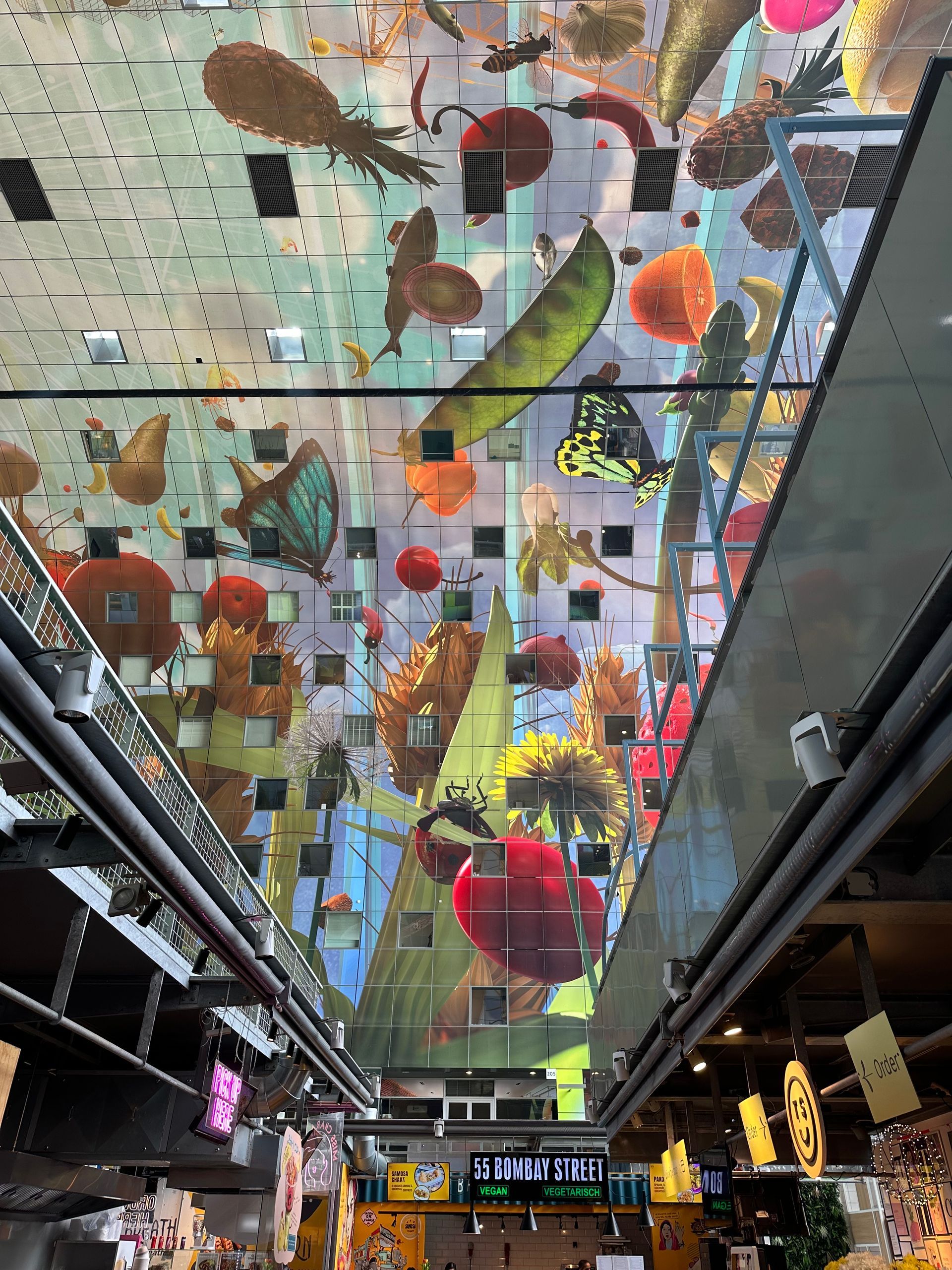 bunte Deckenmalerei in der Markthalle in Rotterdam