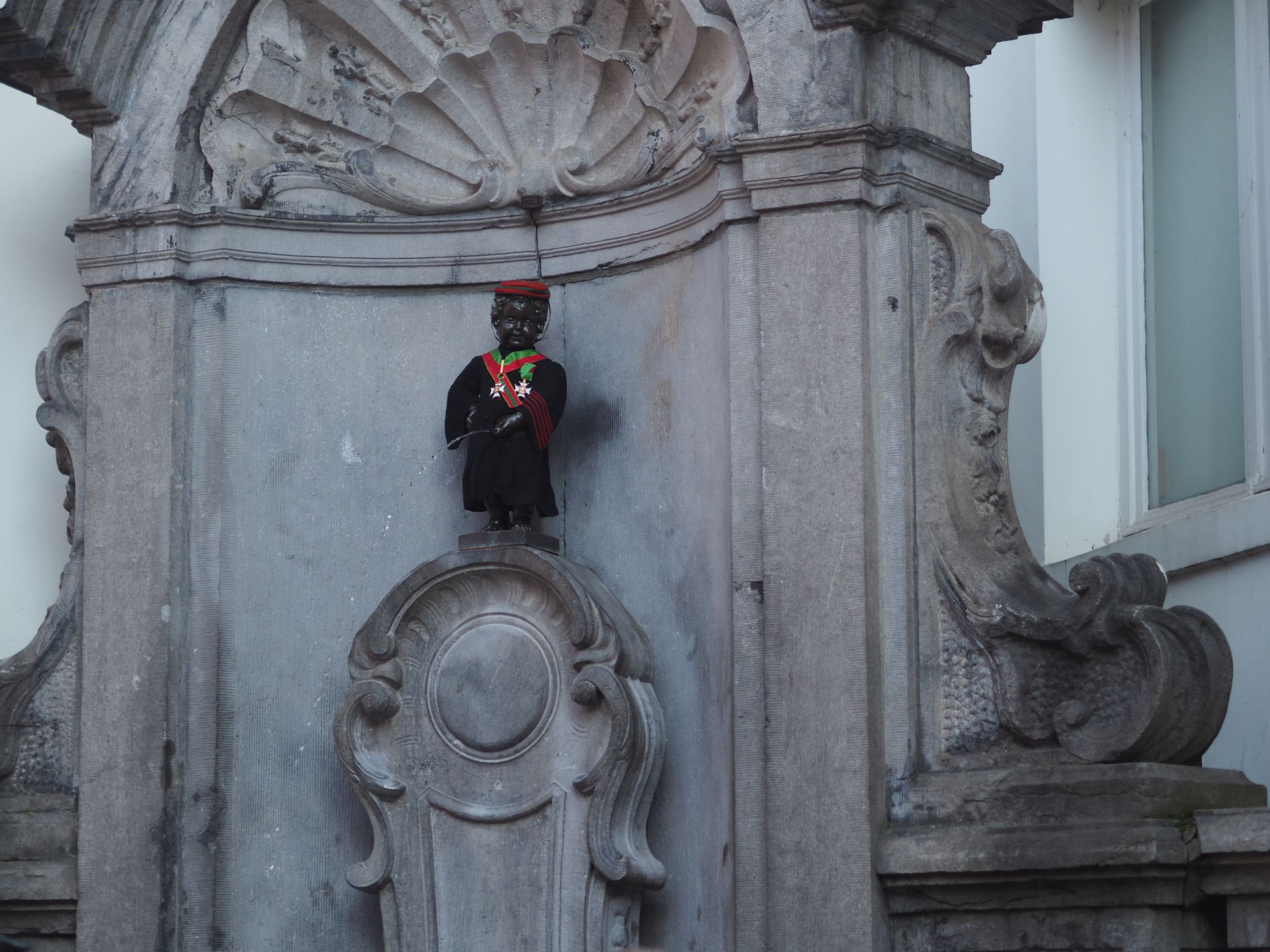 Manneken Pis in der Robe des Ordre Académique de Saint-Michel