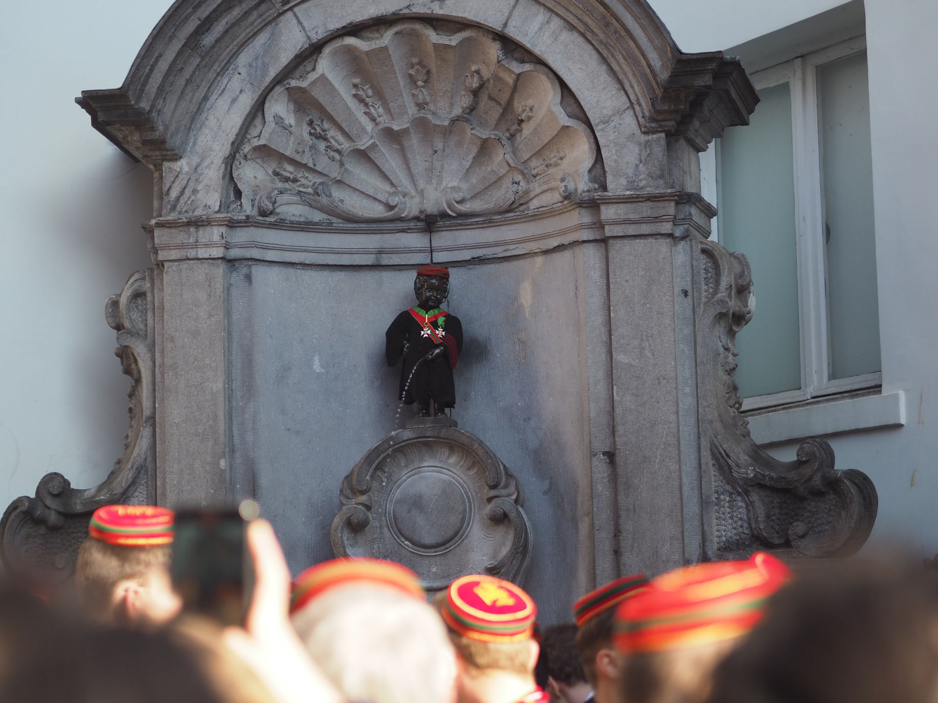 Manneken Pis in der Robe des Ordre Académique de Saint-Michel