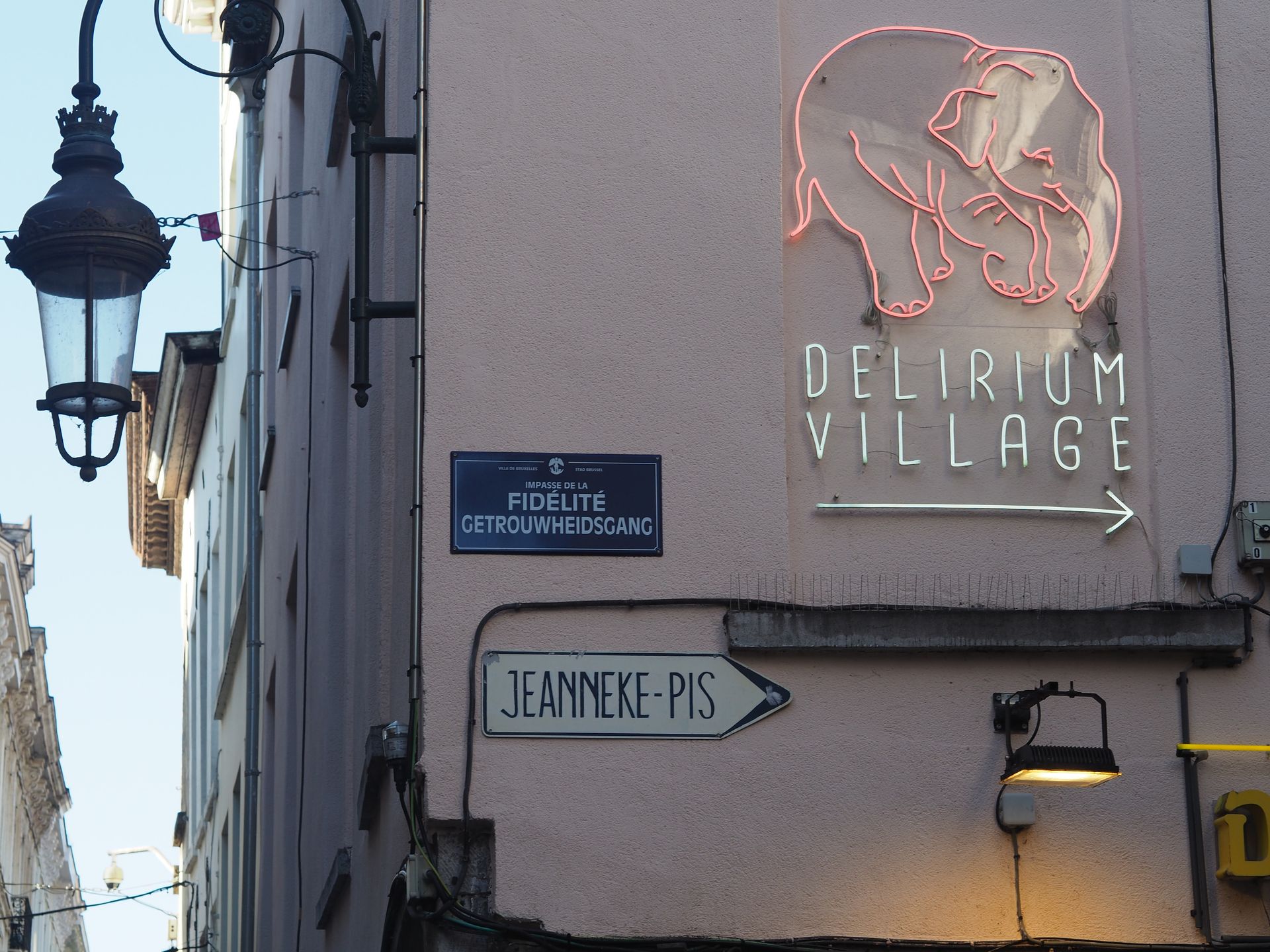 Schild Jeanneke Pis und Delirium Village