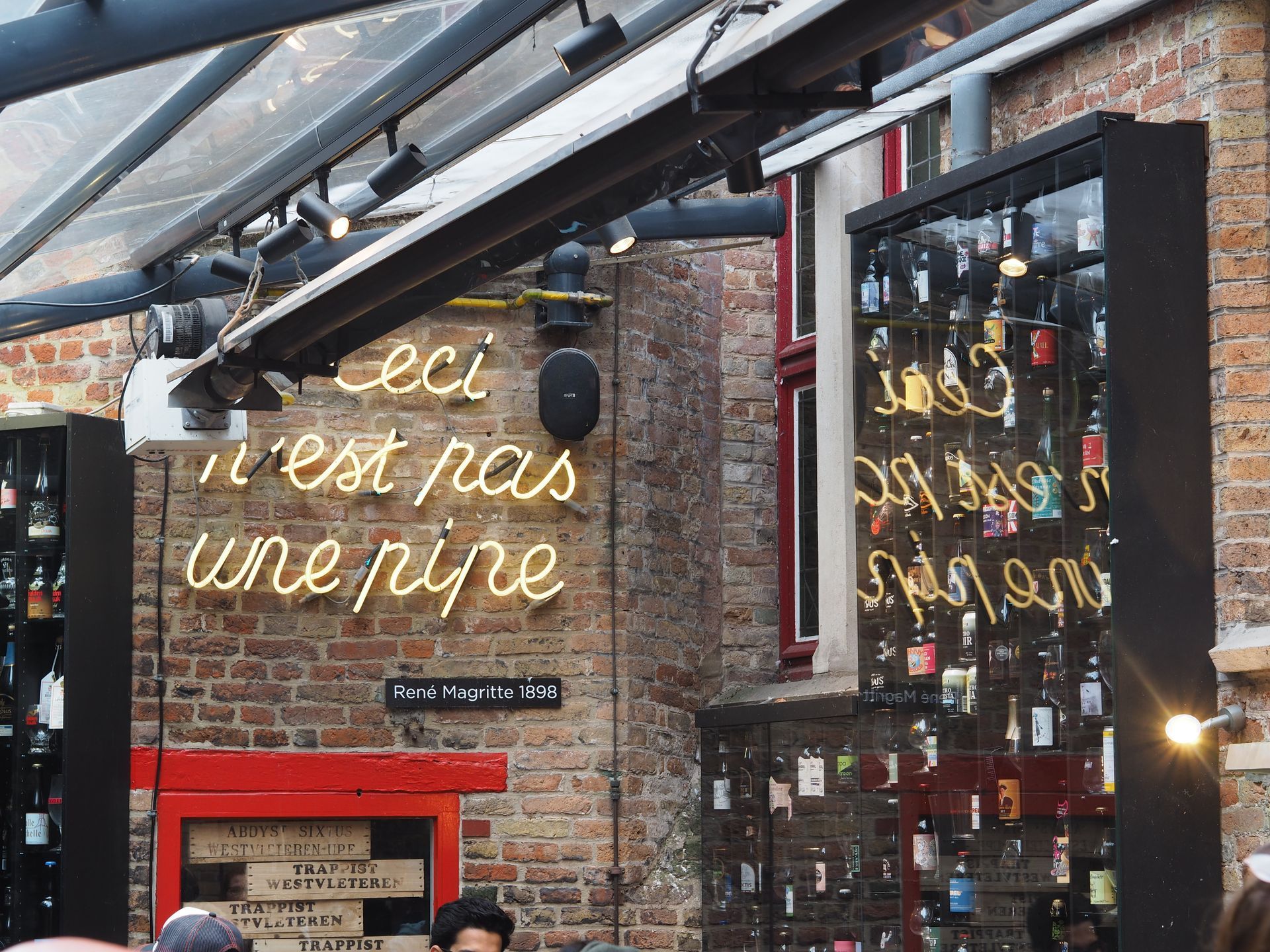 Leuchtschild von einem Zitat von René Magritte in Brügge