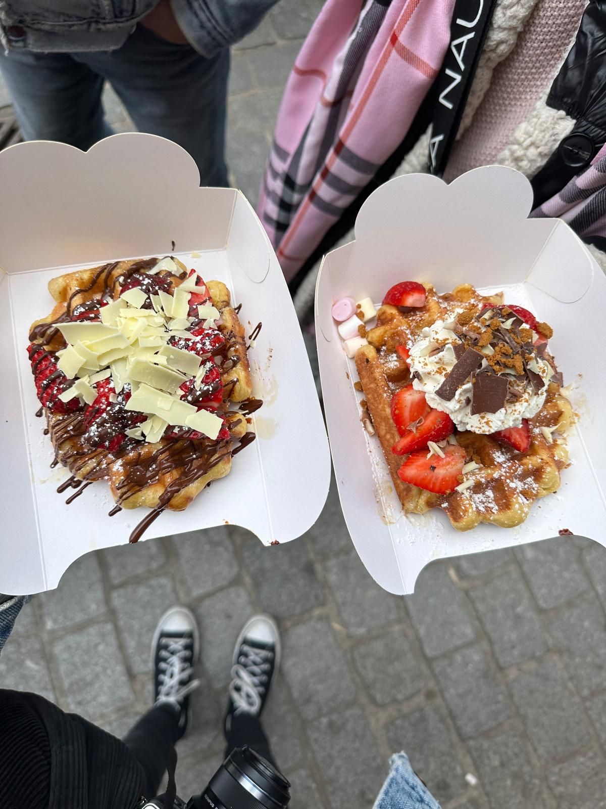Waffeln mit Erdbeeren, Sahne und Schokolade in Brügge