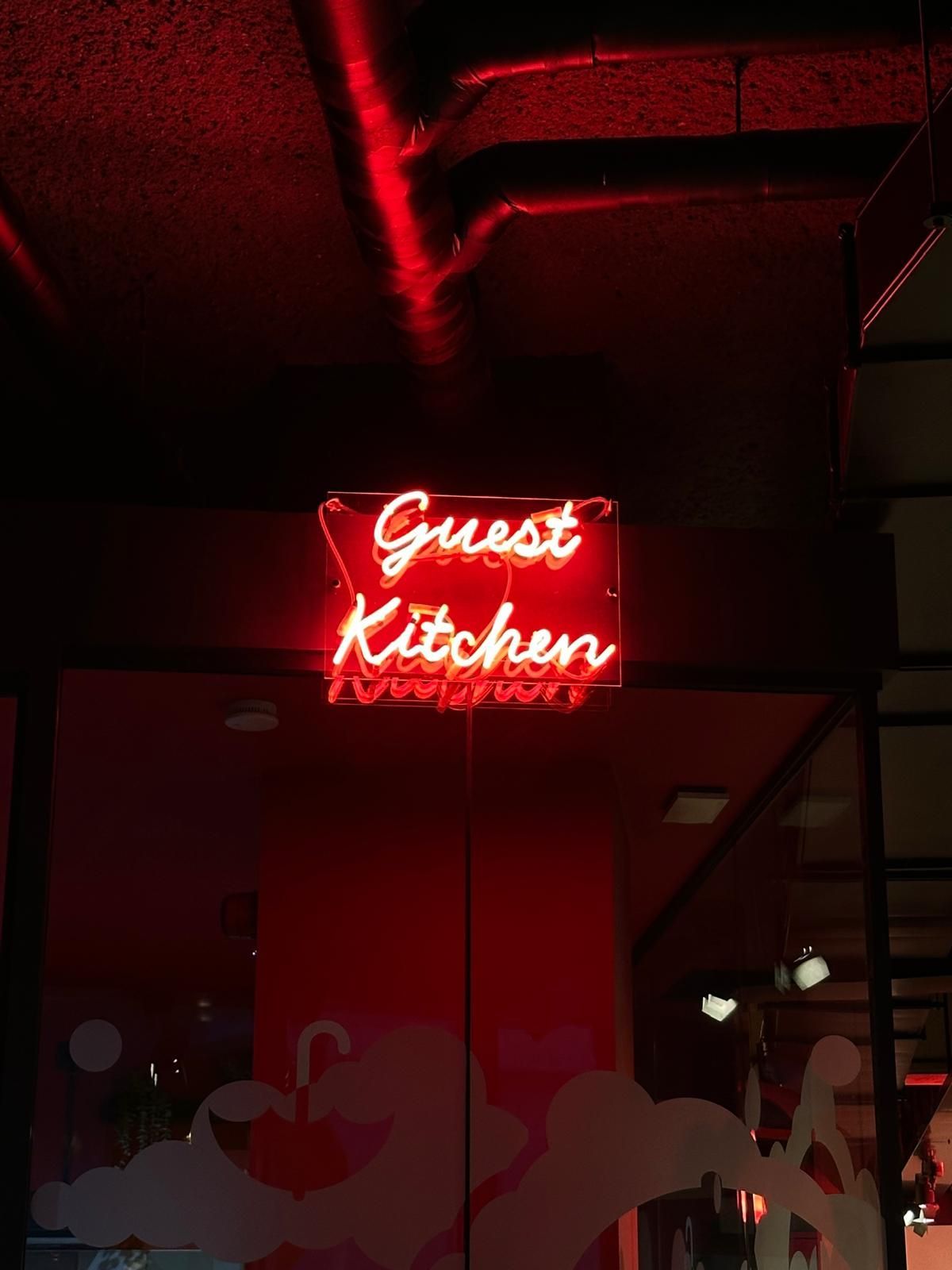 Neonschild in der Küche vom Hostel 