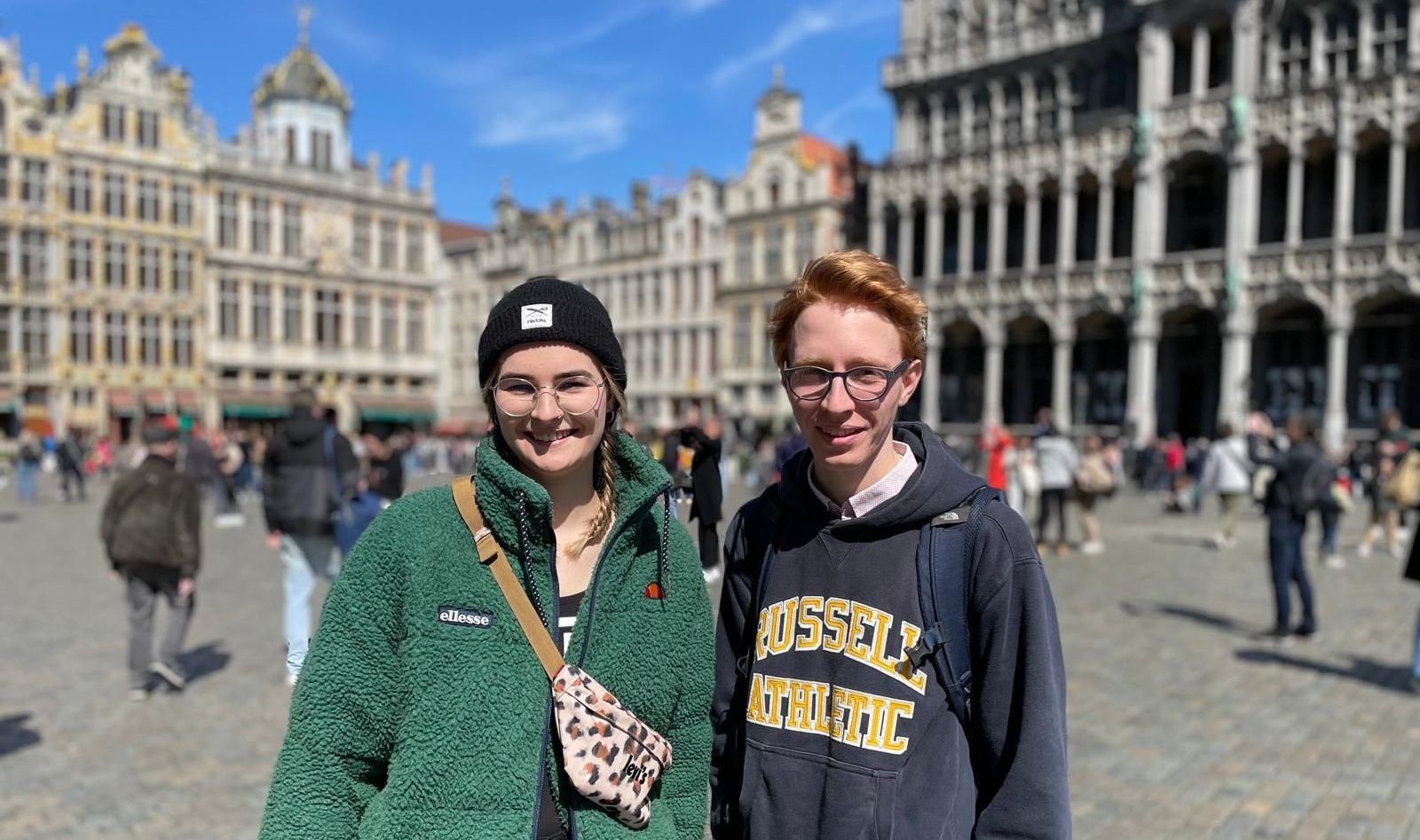 Portrait Freunde am Grand Place in Brüssel