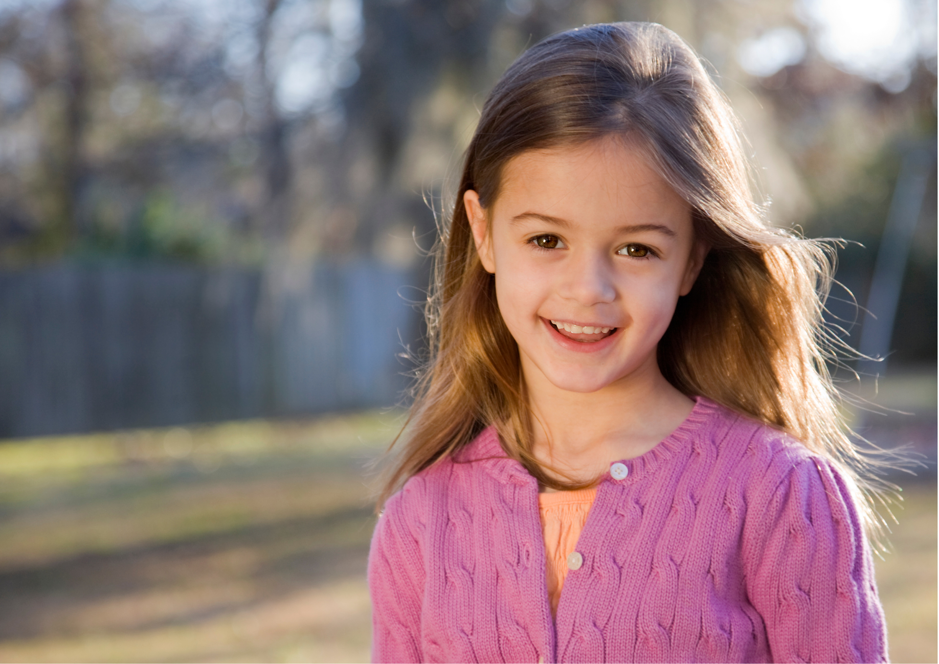 Ein Mädchen lächelt in die Kamera