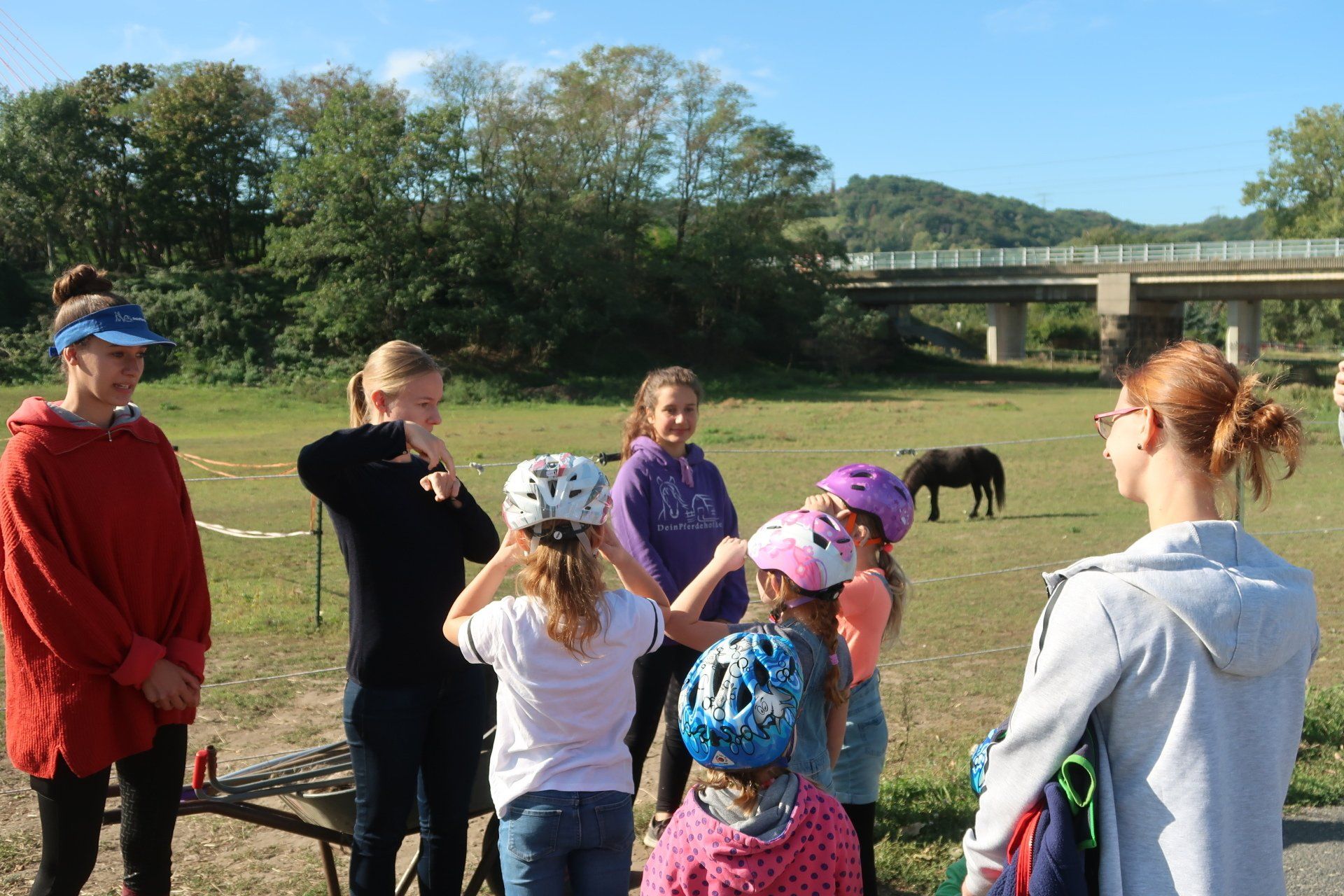 Erklärung in Deutsch und Deutscher Gebärdensprache auf dem Pferdehof für Eltern mit Kindern mit Hörbehinderung und Geschwistern