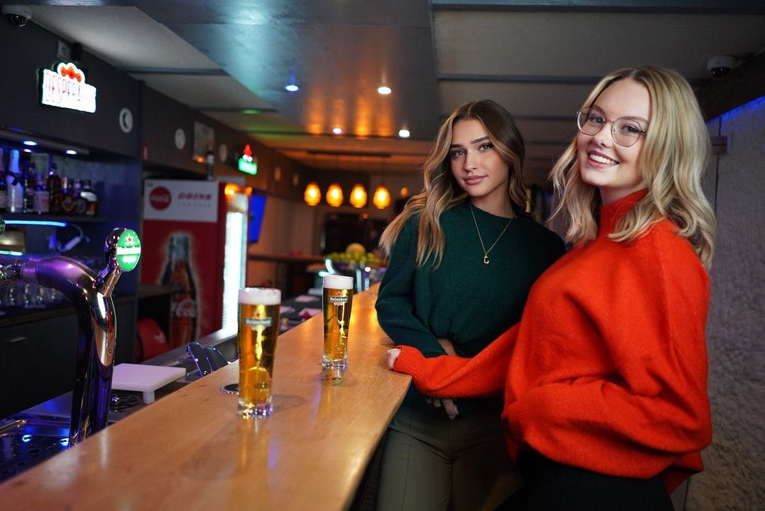 Zwei Gäste genießen ihren Abend an der Bar in Eddy’s U-BAR