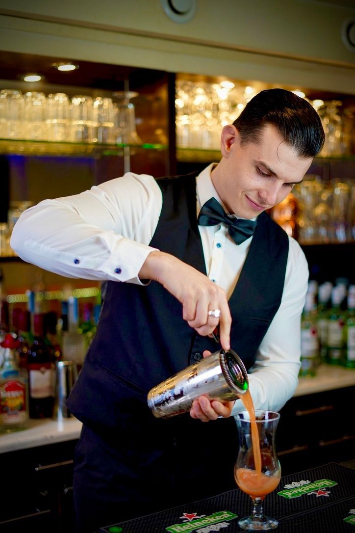 Unser Barkeeper bei der Zubereitung eines Cocktails