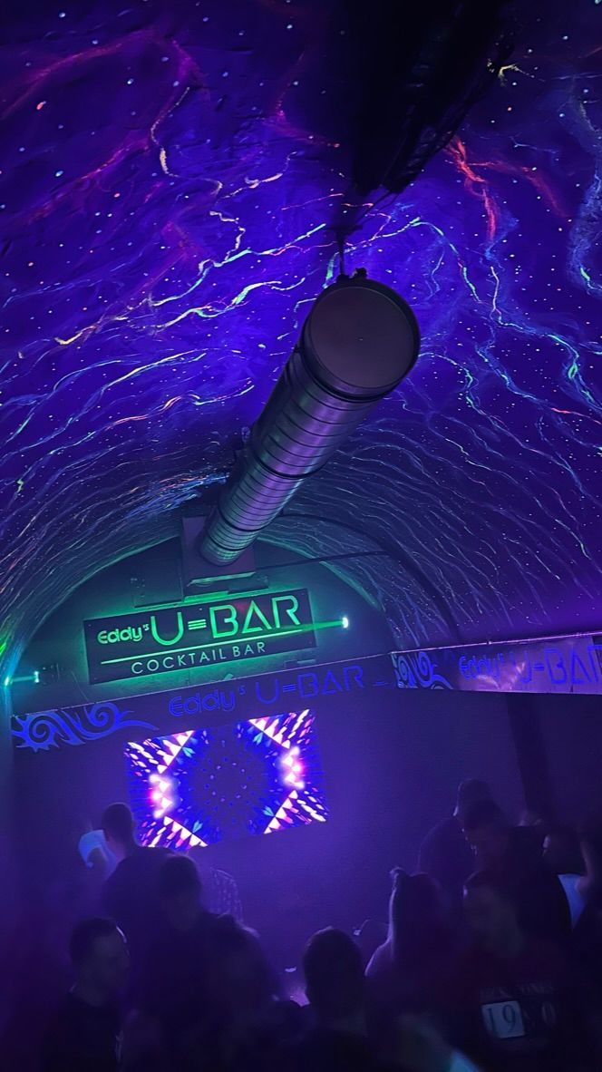 Die Tanzfläche im violetten Licht