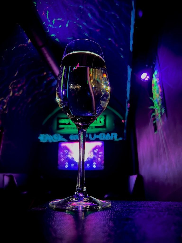Ein Glas Wein unter dem Gewölbe