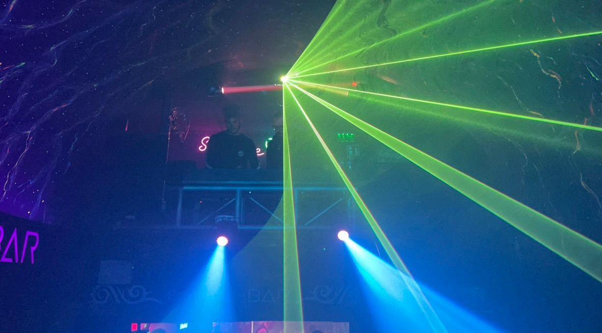 Lasershow über der Tanzfläche
