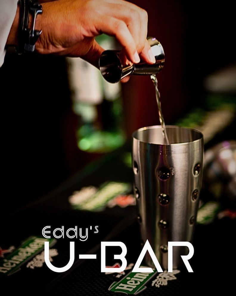 Ein Drink entsteht hinter der Bar