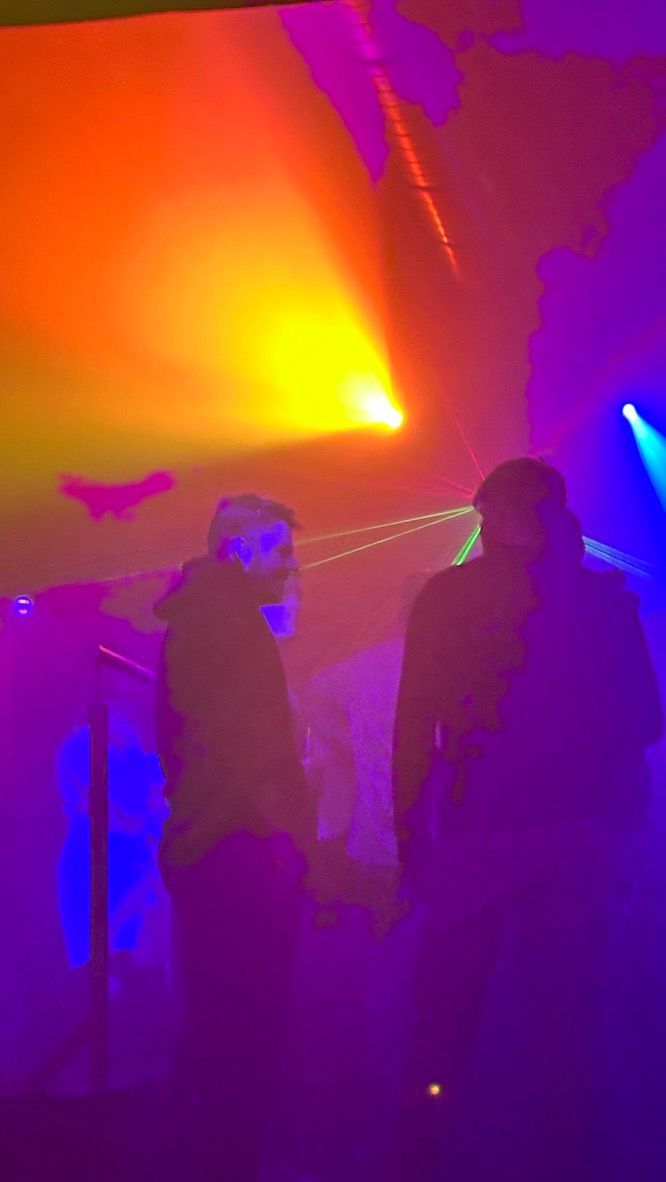 Orange und Violett in der Partynacht
