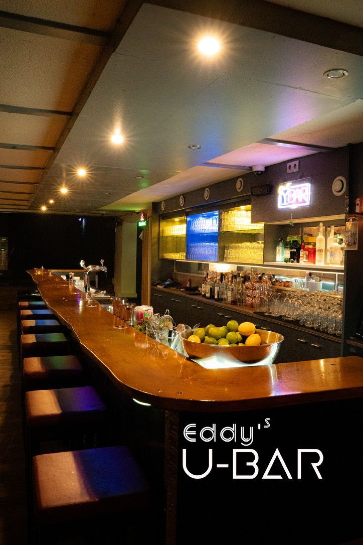 Die Bar im warmen Licht