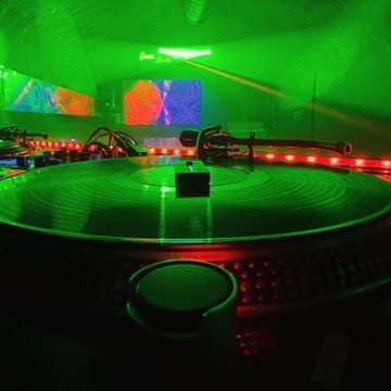 DJ-Pult im grünen Licht
