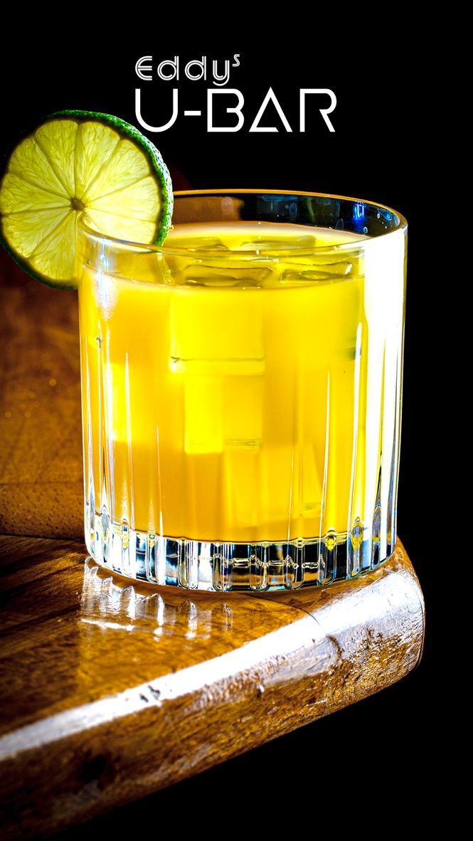 Goldener Drink mit Limette