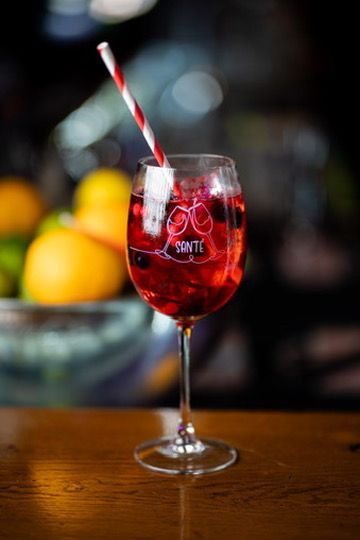 Roter Aperitif mit Orange