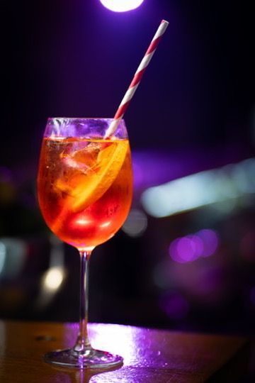 Spritz im violetten Barlicht