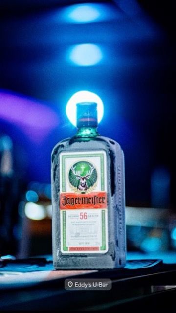 Gin im blauen Barlicht