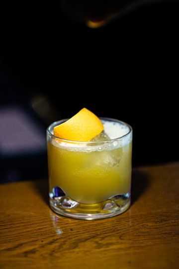 Cocktail mit Zitronenzeste