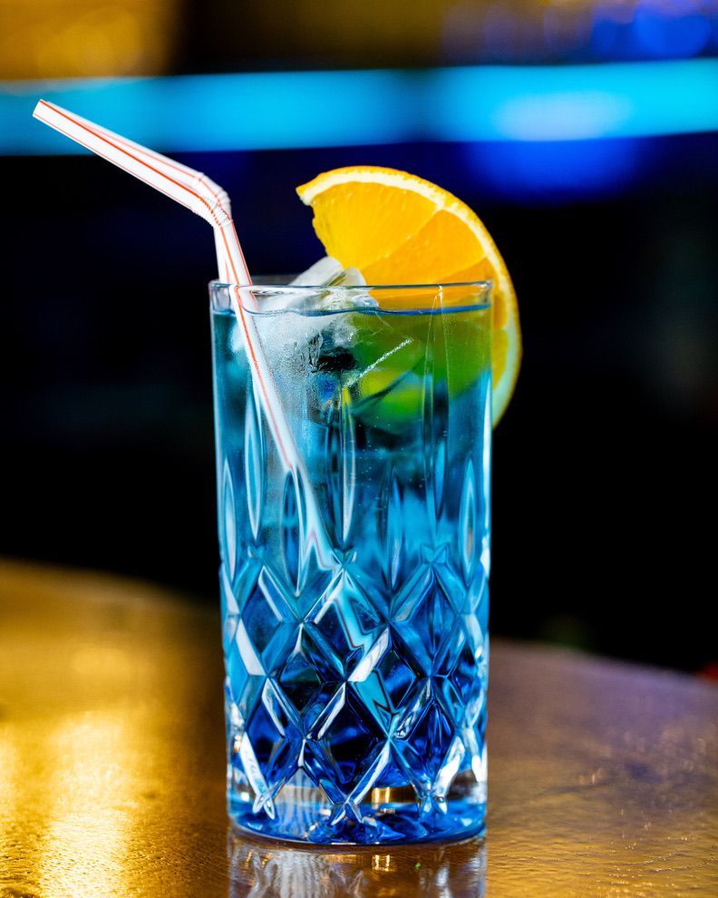 Blauer Cocktail mit Orange