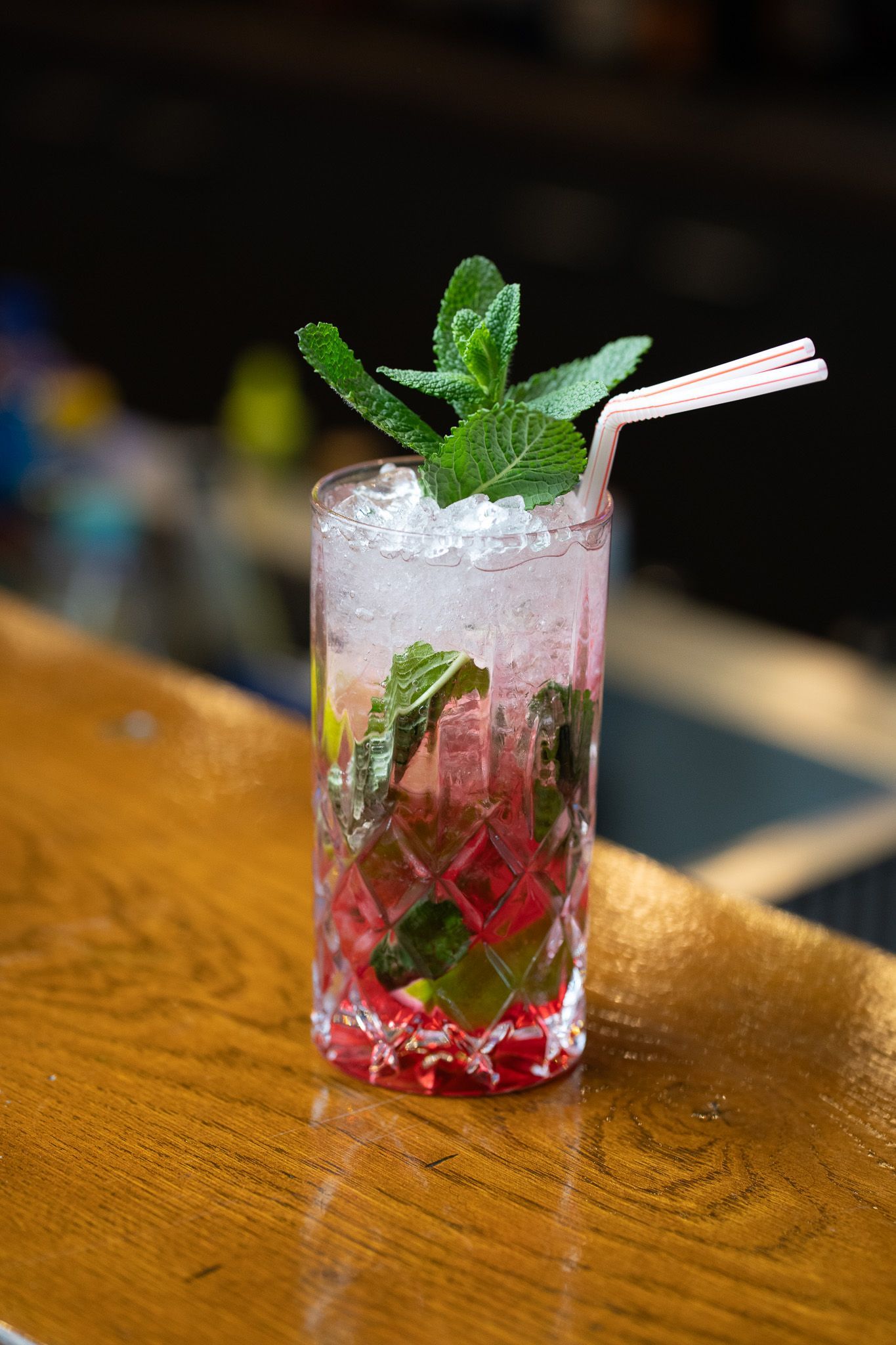 Cocktail mit frischer Minze und Beeren