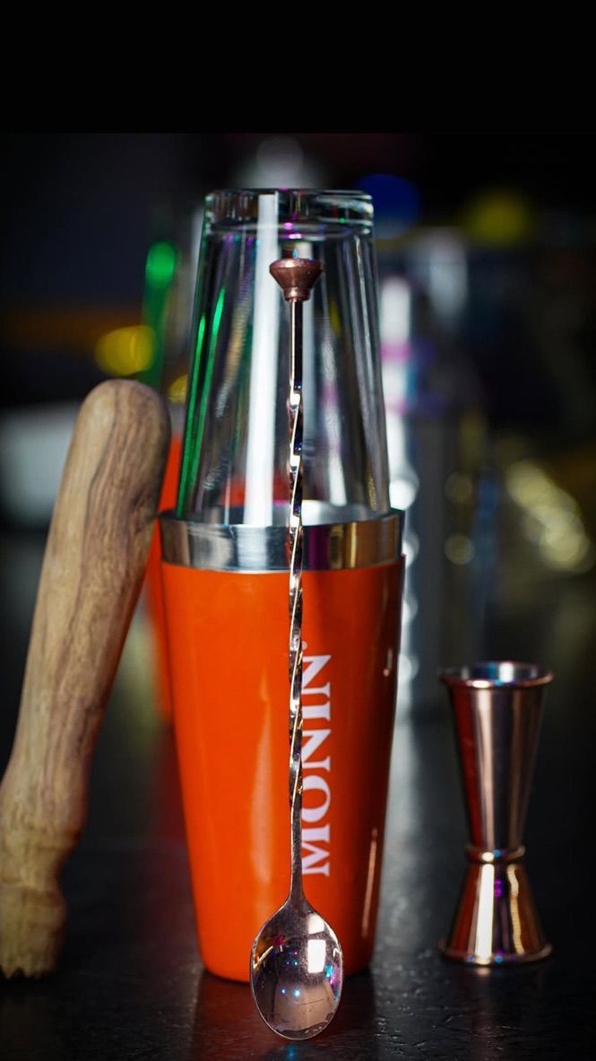Ein Drink wird eingeschenkt