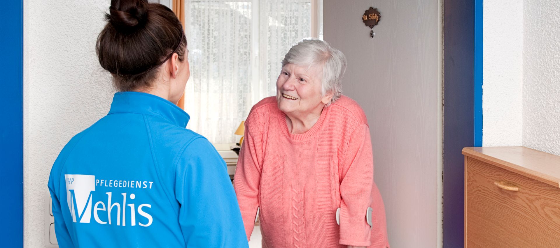 Mitarbeiterin im Kontakt mit Kundin