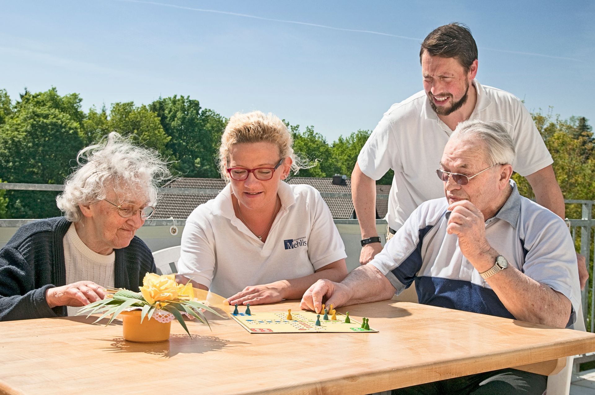 Mitarbeiter beim Spielenachmittag auf der Terasse