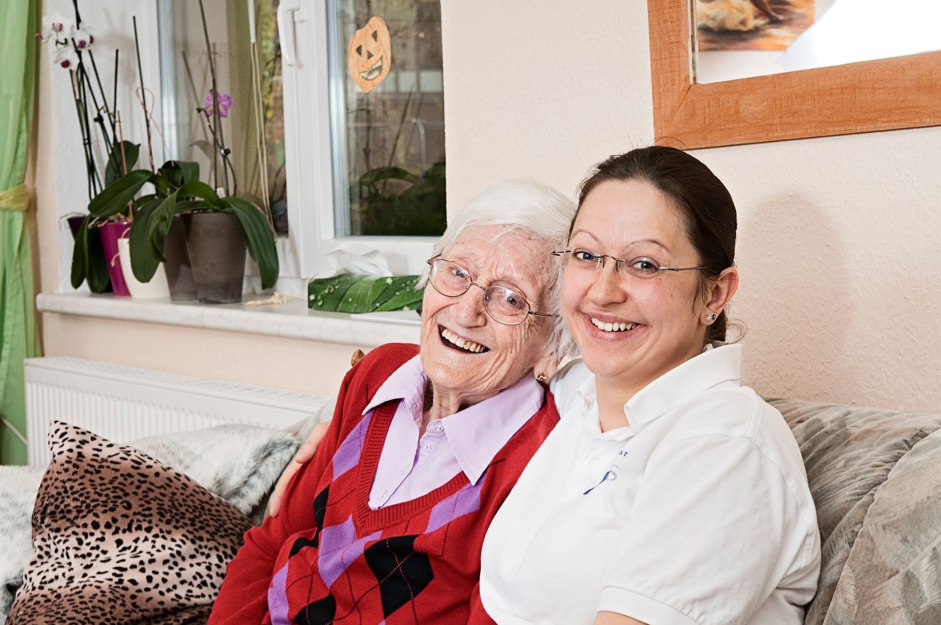 Mitarbeiterin und Kundin auf dem Sofa