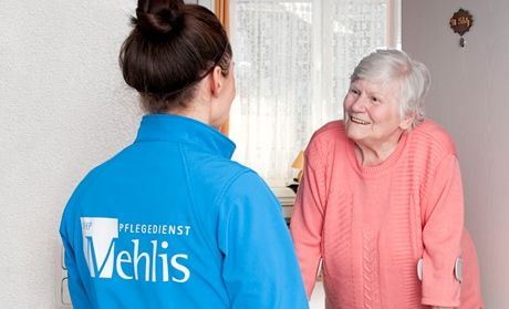 Mitarbeiterin im Kundenkontakt