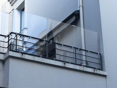 Protection balcon Plexiglas barrière et garde corps sur mesure