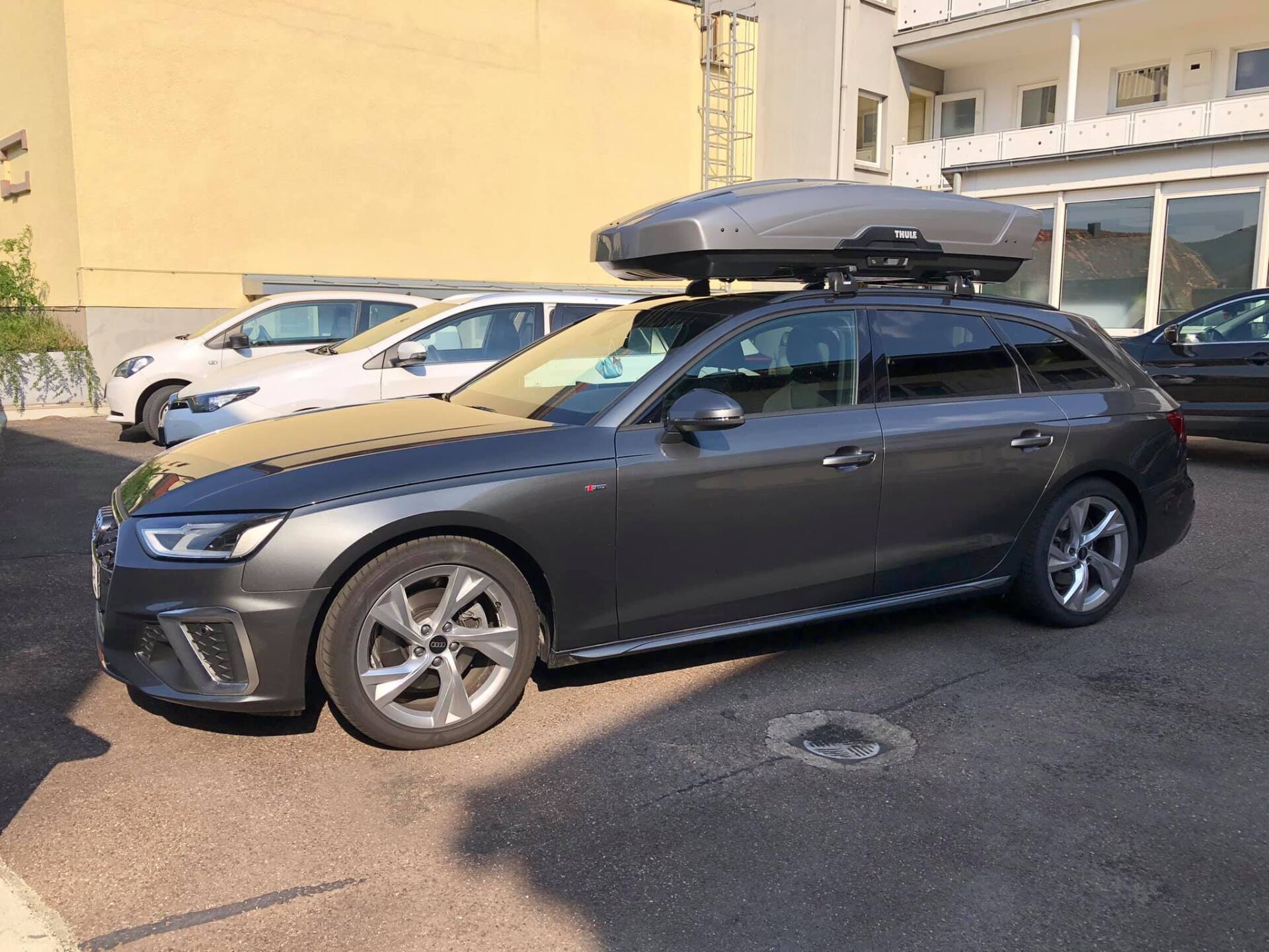 Audi A4 Avant mit Dachträger und Thule Dachbox