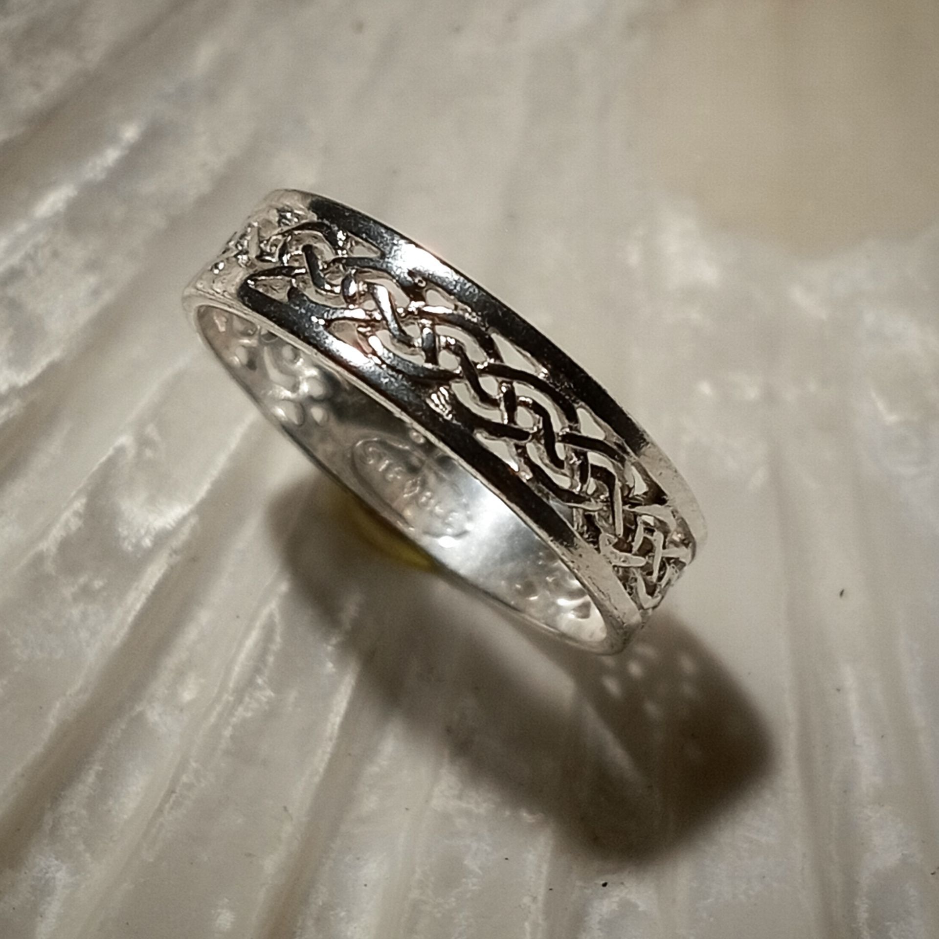 Silberner Ring mit keltischem Knoten.