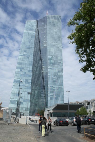 具体的直接投资，股权投资，企业资产评估以德意志银行工作几十年的经验作为背景。