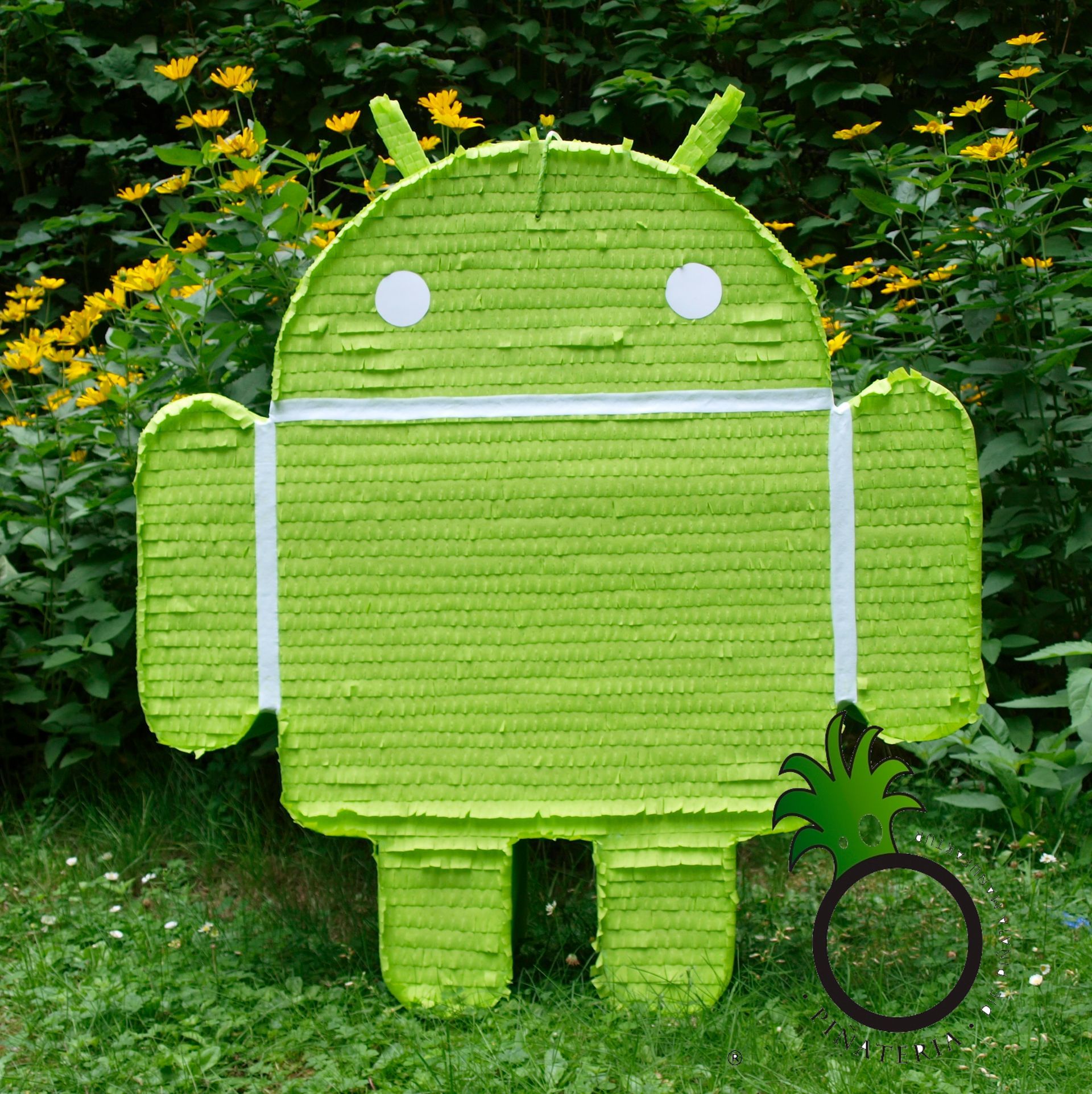 Eine grüne Android-Roboter-Piñata steht im Freien auf einer Rasenfläche.