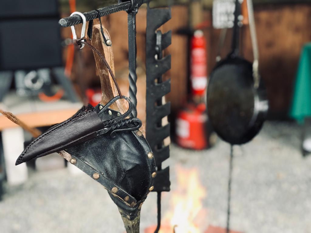 Messer und Pfriem am Lagerfeuer