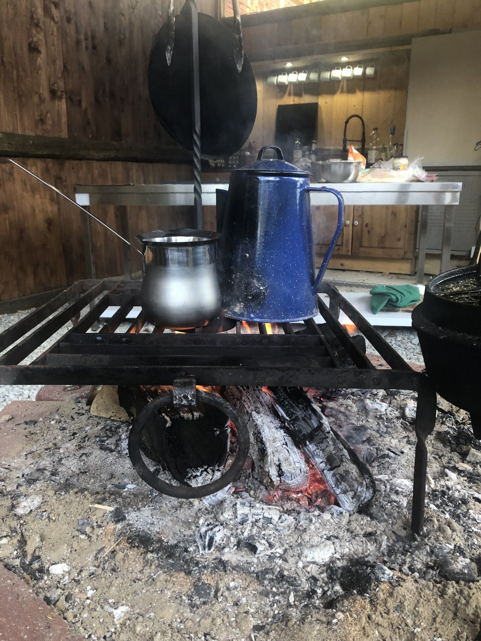 Tee und Kaffee am Lagerfeuer