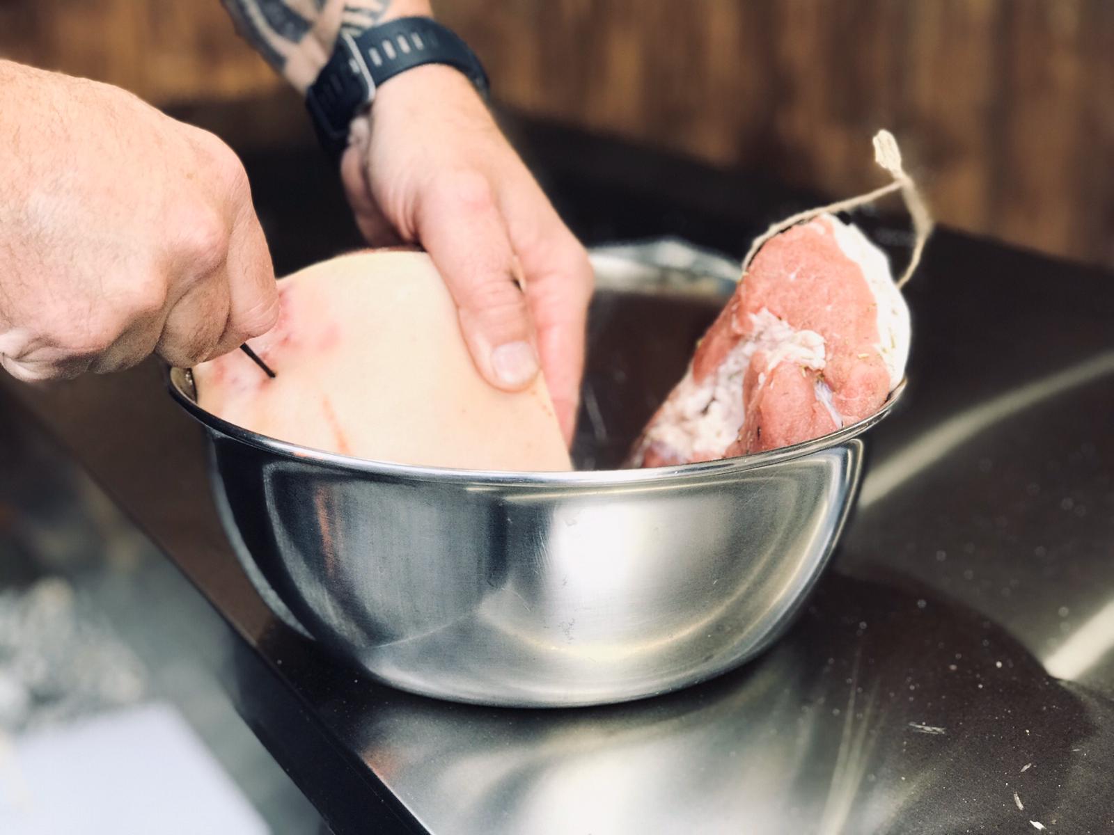 Schweinebauch für das räuchern vorbereiten