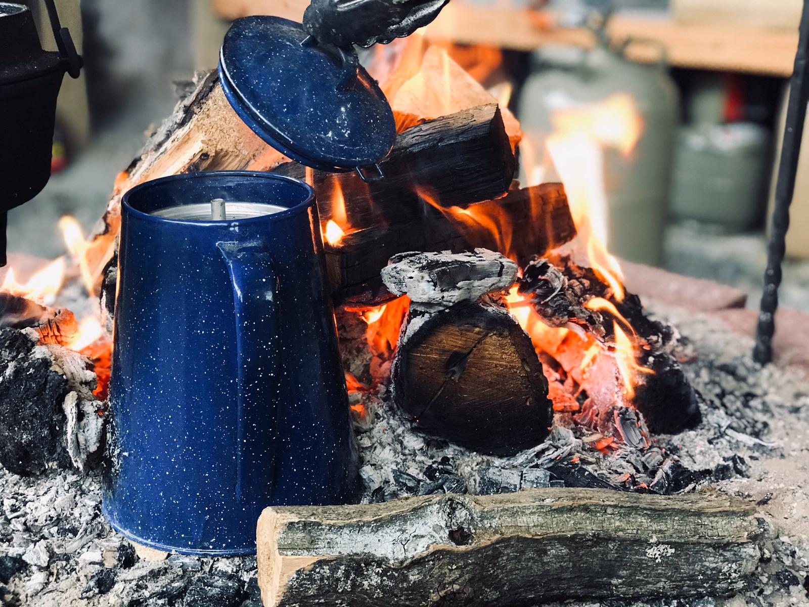 Kaffee in Percolator am Lagerfeuer
