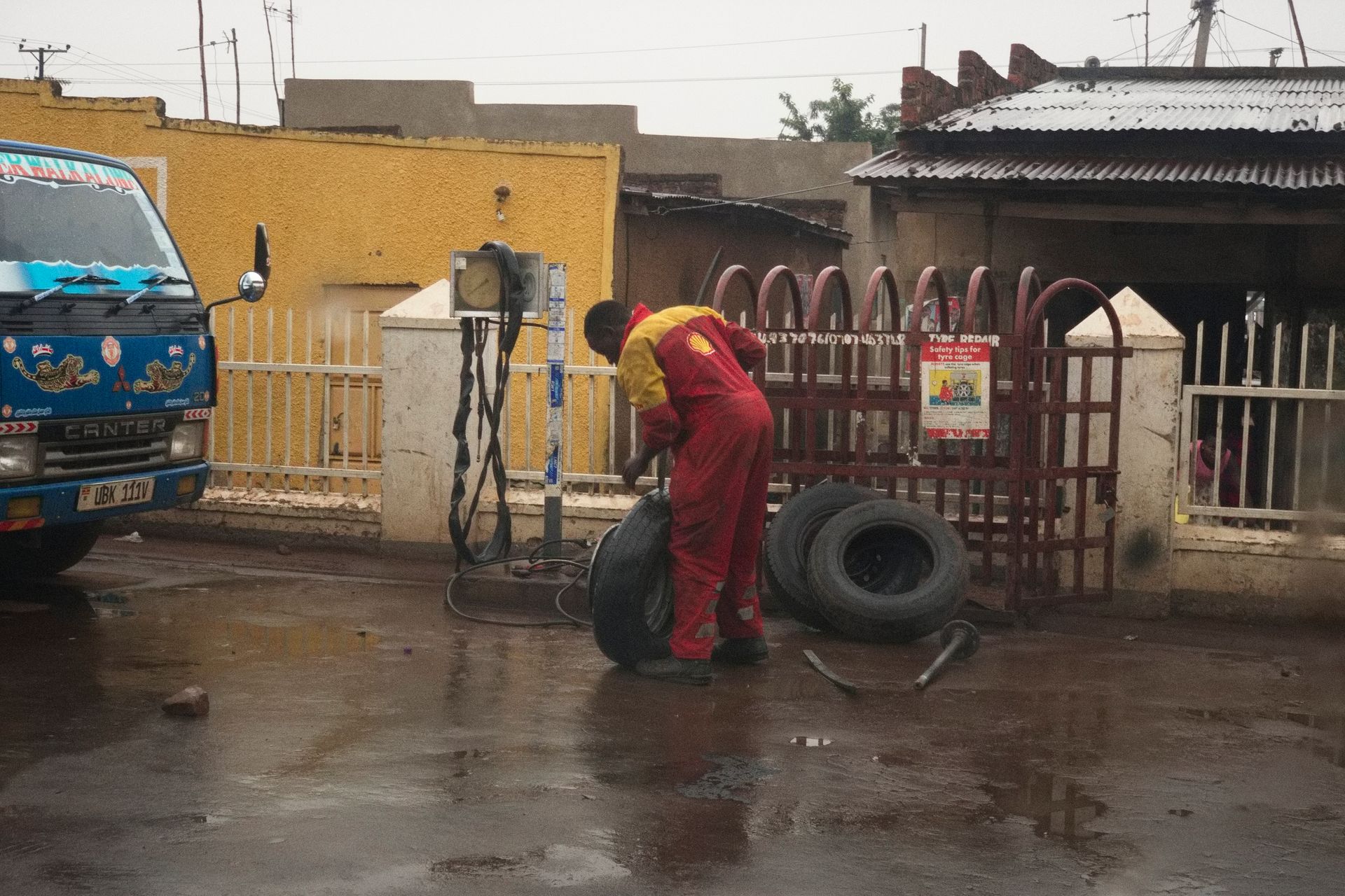 Reparatur von Autoreifen auf offener Straße in Ost-Uganda.