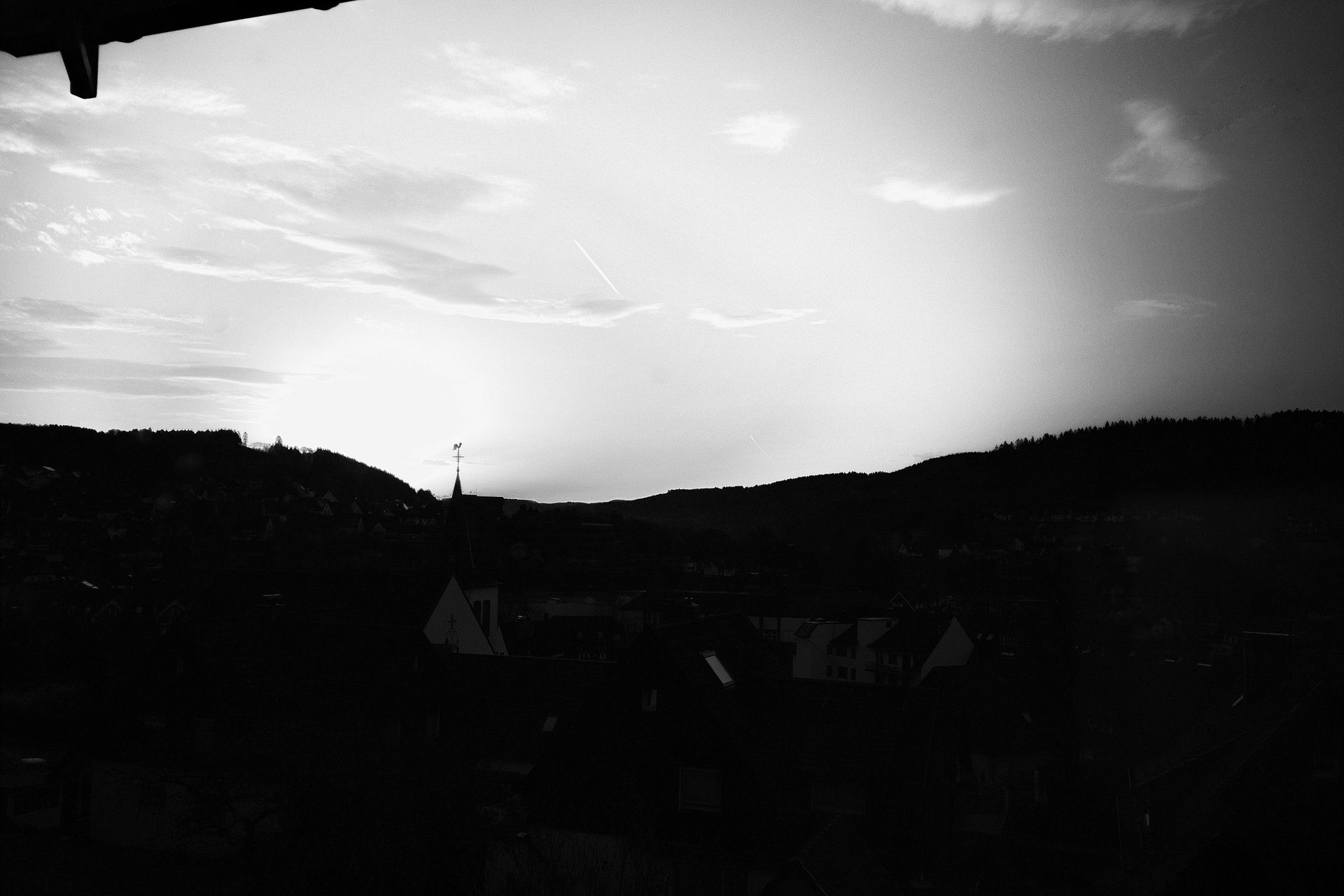 Licht und Dunkel. Sonnenaufgang. Schwarzweis. Fotokunst.