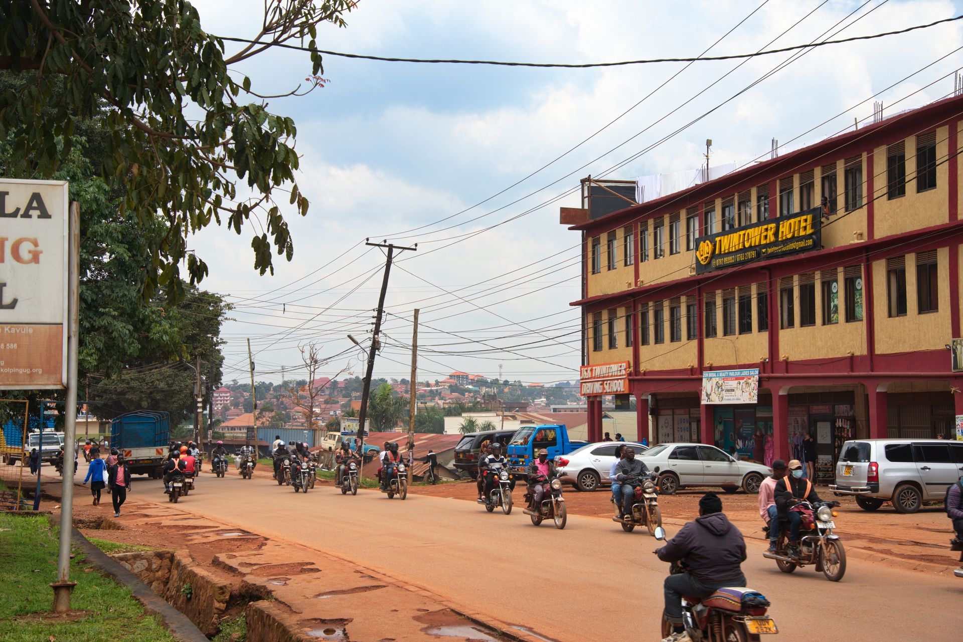 Eine Hauptstraße nahe dem Centrum von Kampala, Uganda