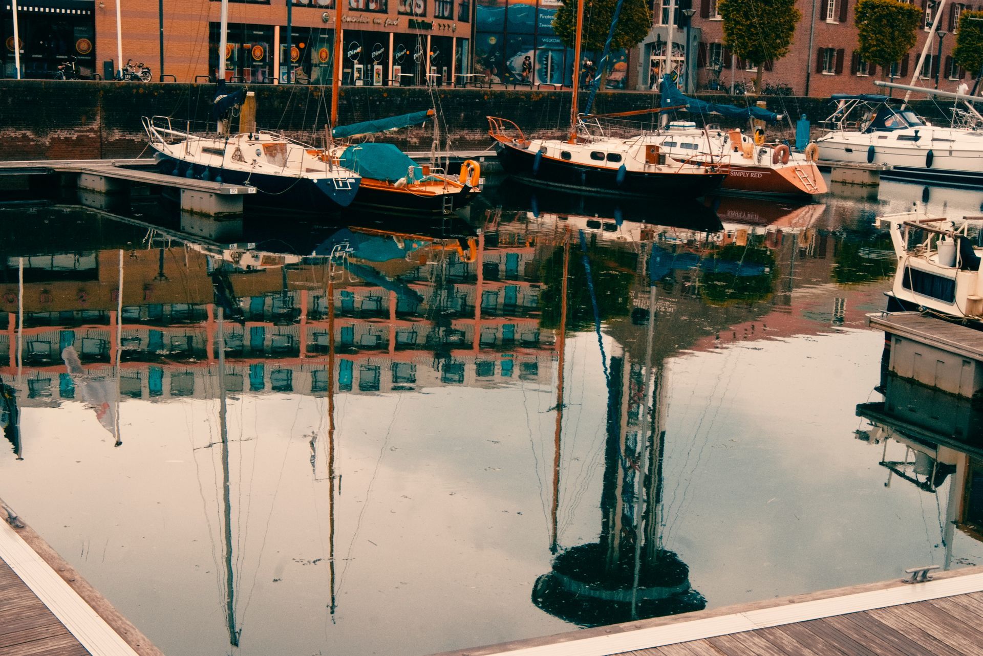 Hafen in Vlissingen, Walcheren, Holland. Spiegelung. Fotokunst.