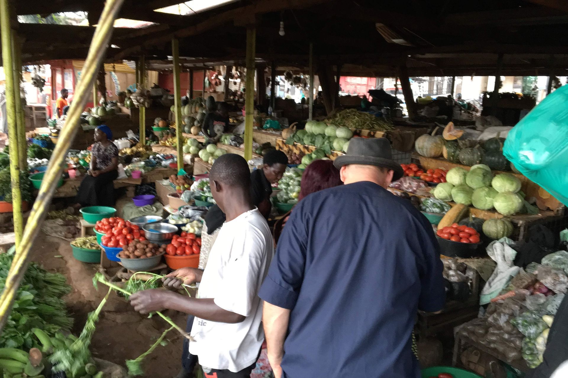 Obst und Gemüse kauft man in Uganda am Straßenrand oder auf kleinen Open Air Märkten in der Stadt.