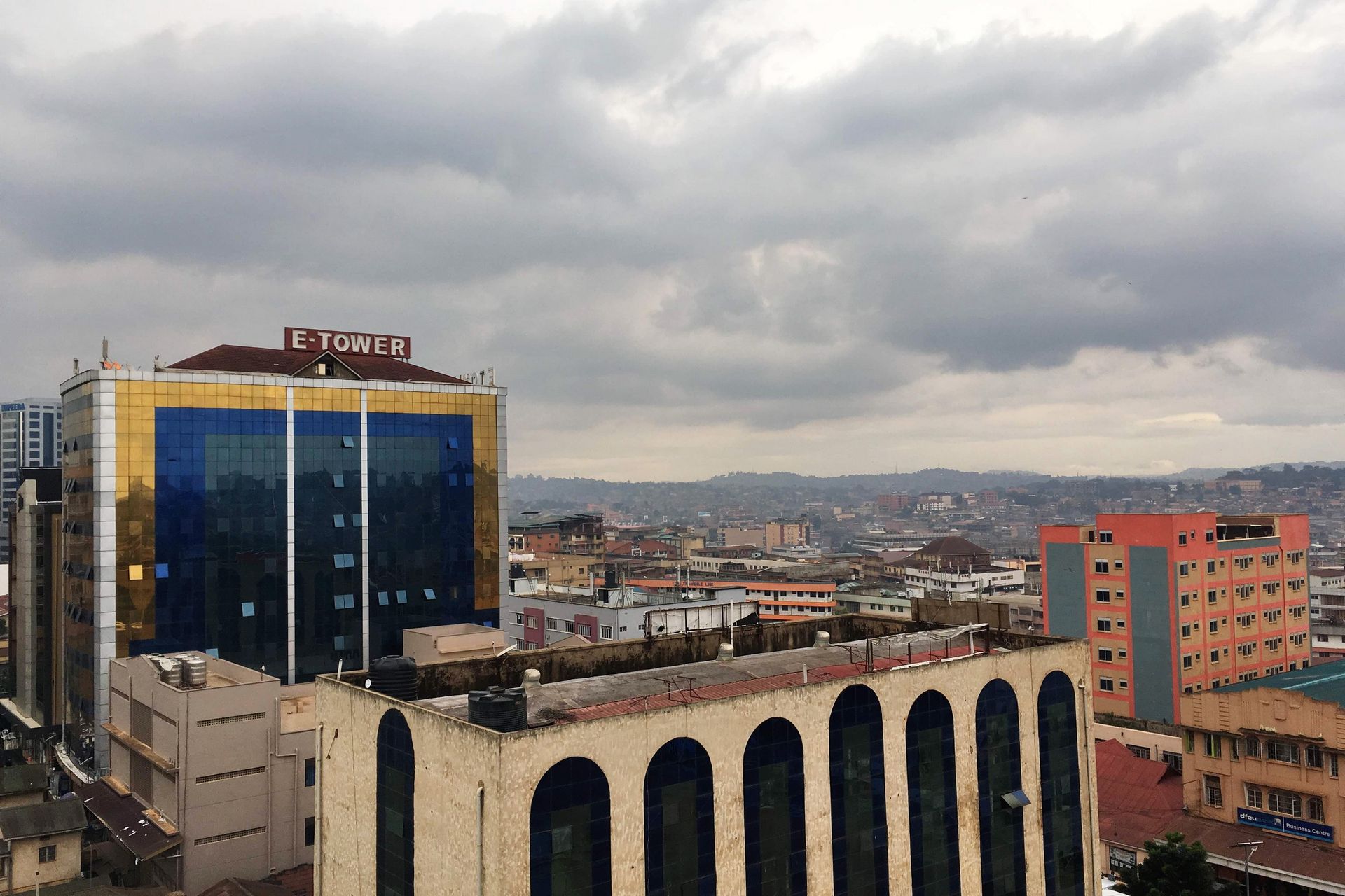 Uganda, die Perle Afrikas. Mit Kranich. Am Viktoriasee. Blick über die Innenstadt.