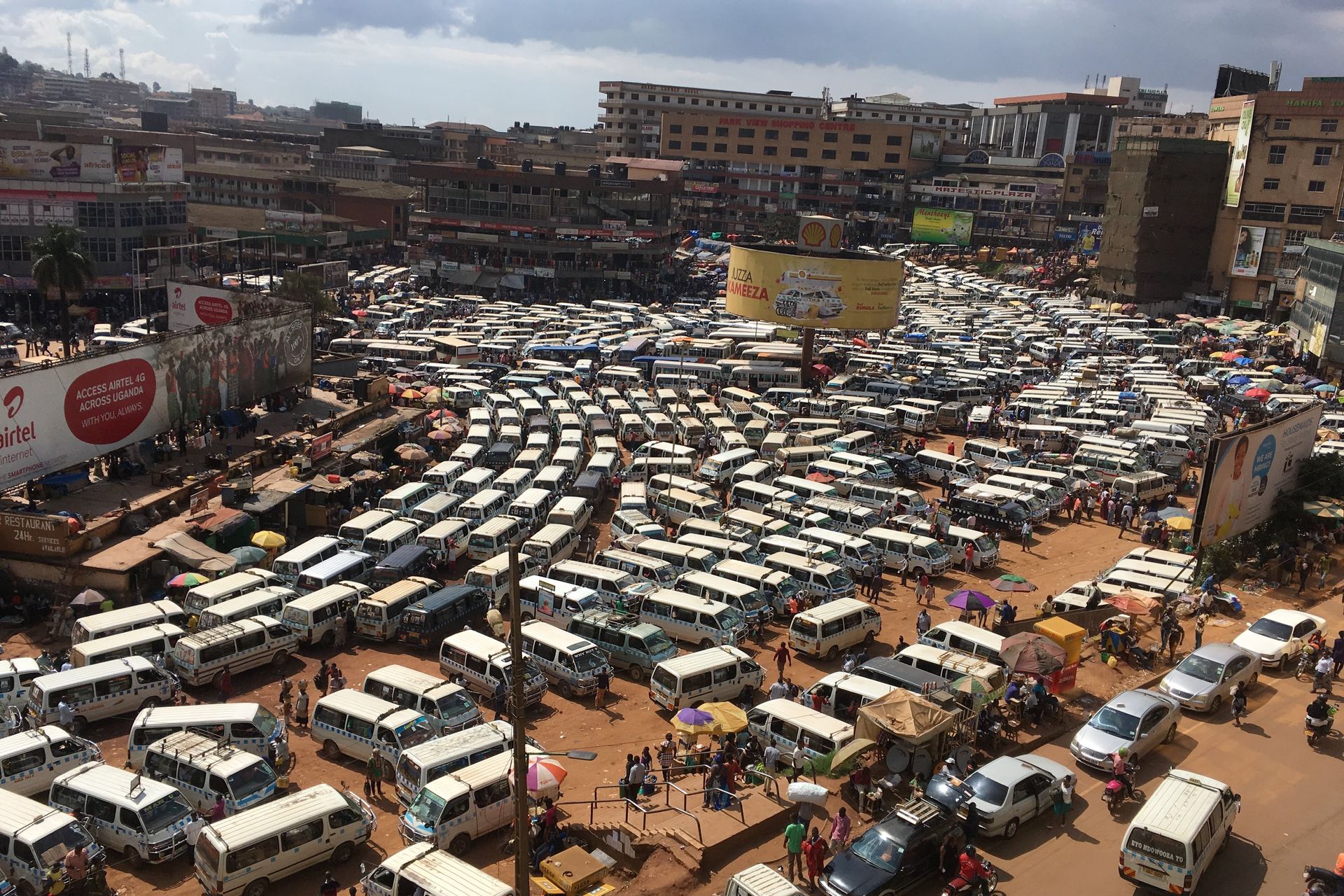Kampala in Uganda, der große Taxi Parkplatz. 14-Sitzer Minibusse sind das meist genutzte Transportmittel in Uganda.