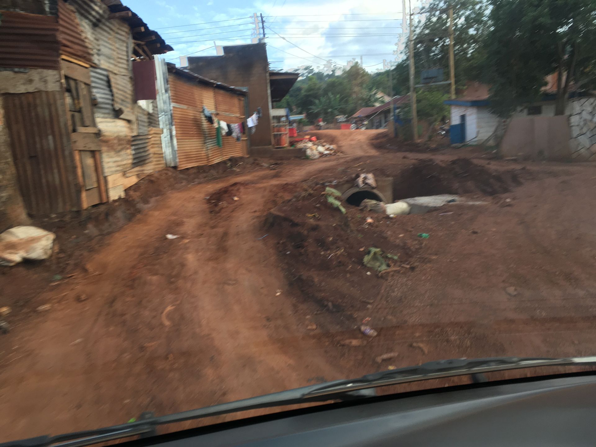 Krasse Nebenstraße in einem Vorort von Kampala, Uganda