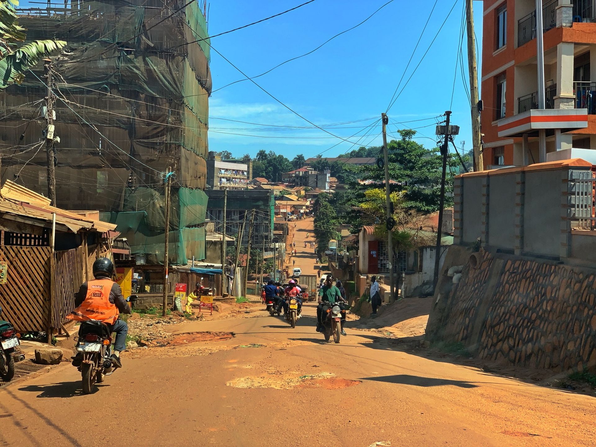 Verkehr auf einer unbefestigten Straße in Kampala, Uganda