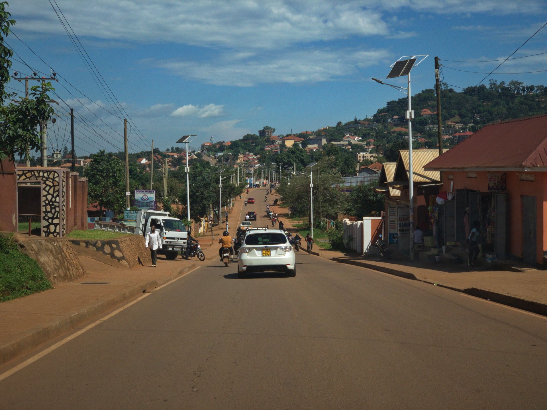 Befestigte Straße in Kampala, Uganda